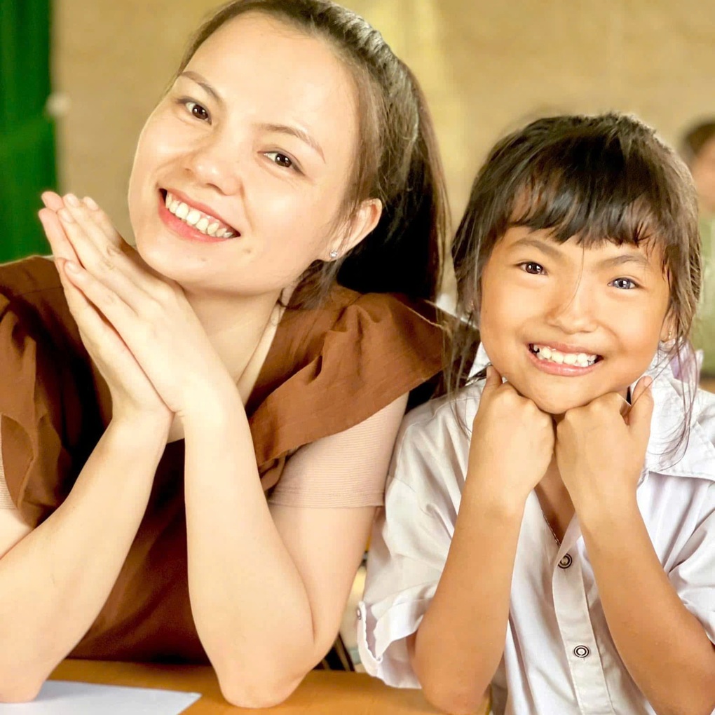 Cô bé Đắk Lắk có một bên mắt đen và một bên mắt xanh tự nhiên gây xôn xao - 2 Cô bé Đắk Lắk có một bên mắt đen và một bên mắt xanh tự nhiên gây xôn xao - 2
