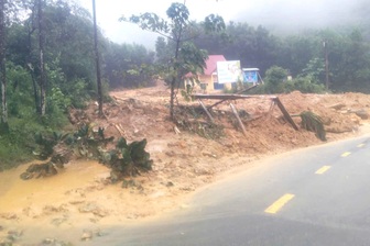 Lũ quét, sạt lở liên tiếp ở Đà Nẵng đánh sập hàng chục ngôi nhà