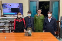 Người phụ nữ tìm trả "khổ chủ" đánh rơi chiếc túi xách chứa gần một tỷ đồng