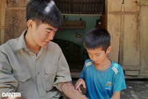 Mẹ bỏ đi, bố bị bệnh hiểm nghèo, con trai 9 tuổi sống trong nghèo khó