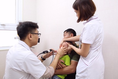 Con vắt dài 5cm nằm trong mũi bé trai 3 tuổi, gây chảy máu liên tục