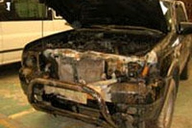 Ôtô tự hú còi rồi bốc cháy dữ dội