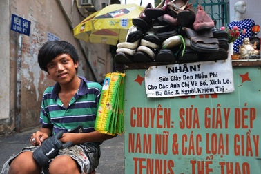 Chàng trai sửa giày miễn phí cho người nghèo ở Sài Gòn