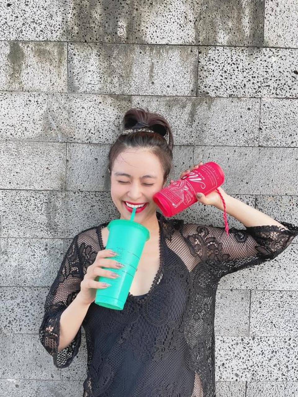 Diện đồ bơi và váy lưới, Hoàng Thùy Linh phô diễn đường cong táo bạo - 1 Diện đồ bơi và váy lưới, Hoàng Thùy Linh phô diễn đường cong táo bạo - 1