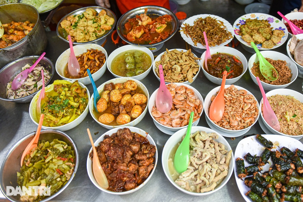 Quán cơm bụi thực đơn gần 50 món, hơn 25 năm gắn bó với người Hà Nội - 2 Quán cơm bụi thực đơn gần 50 món, hơn 25 năm gắn bó với người Hà Nội - 2