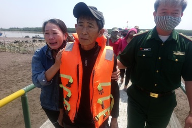 Tàu cá nghi bị tàu chở hàng đâm chìm trong đêm