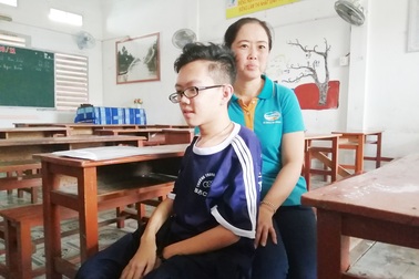 Cậu học trò bị xương thủy tinh đi thi THPT quốc gia ở Bạc Liêu