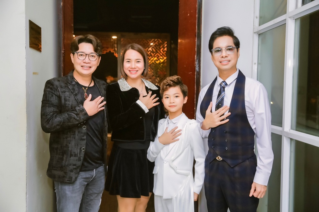 Ngọc Sơn ủng hộ cháu trai Phong Thiên lấn sân ca hát - 4 Ngọc Sơn ủng hộ cháu trai Phong Thiên lấn sân ca hát - 4