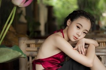 Khó rời mắt khỏi vẻ đẹp của bé gái 10 tuổi bên sen