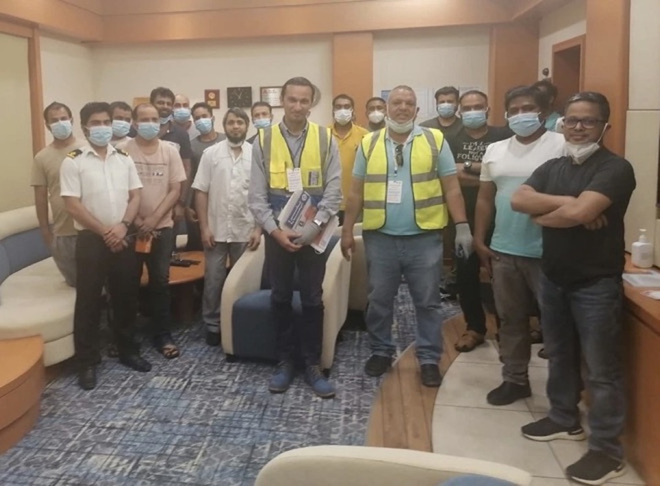 Hình ảnh đầu tiên của thủy thủ đoàn mắc kẹt trên siêu tàu chắn kênh Suez - 1 Hình ảnh đầu tiên của thủy thủ đoàn mắc kẹt trên siêu tàu chắn kênh Suez - 1