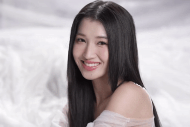 Phương Nhi khoe vẻ đẹp trong veo, ngọt ngào trên trang chủ Hoa hậu Quốc tế