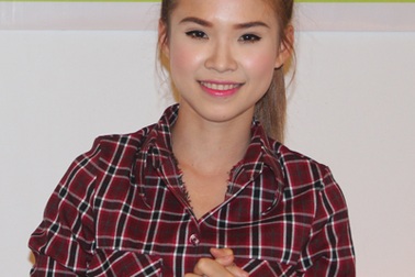 Khởi My vui vẻ gặp fans