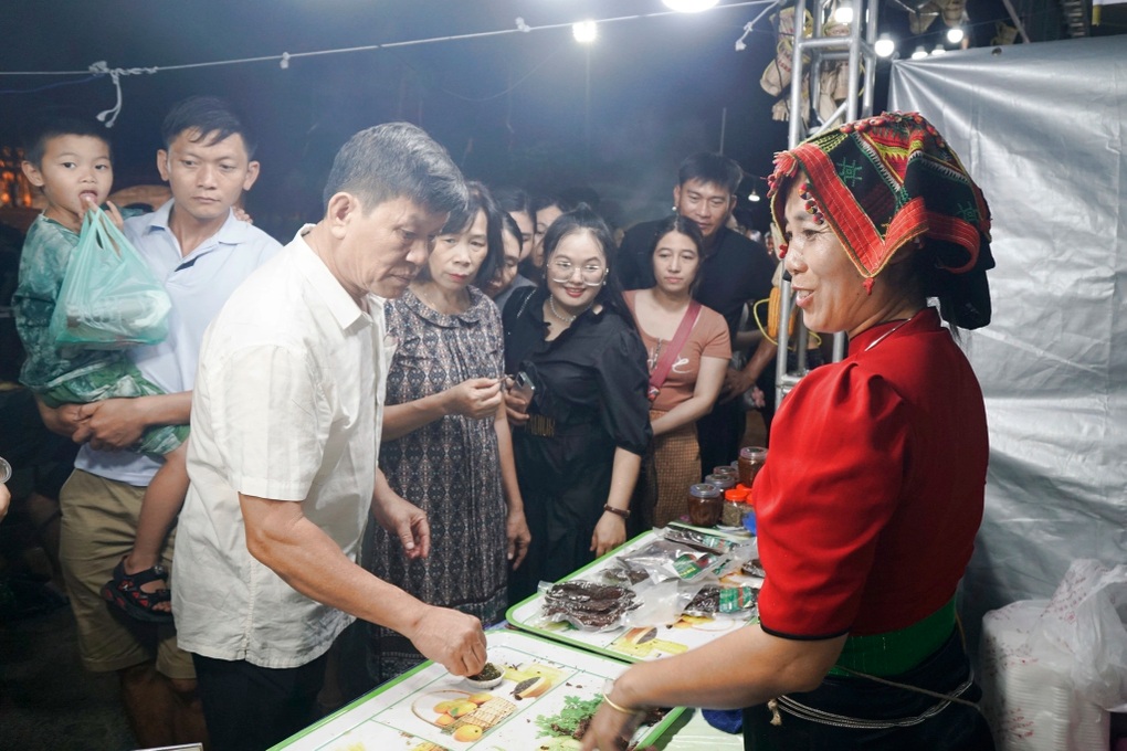 Khách bất ngờ với bánh cuốn khổng lồ dài 7,7m với 7 loại nhân ở Bình Định - 2 Khách bất ngờ với bánh cuốn khổng lồ dài 7,7m với 7 loại nhân ở Bình Định - 2