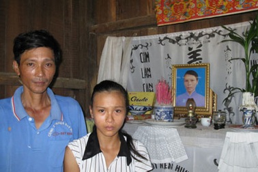 Gánh nặng mưu sinh trên vai cô bé 15 tuổi mồ côi mẹ