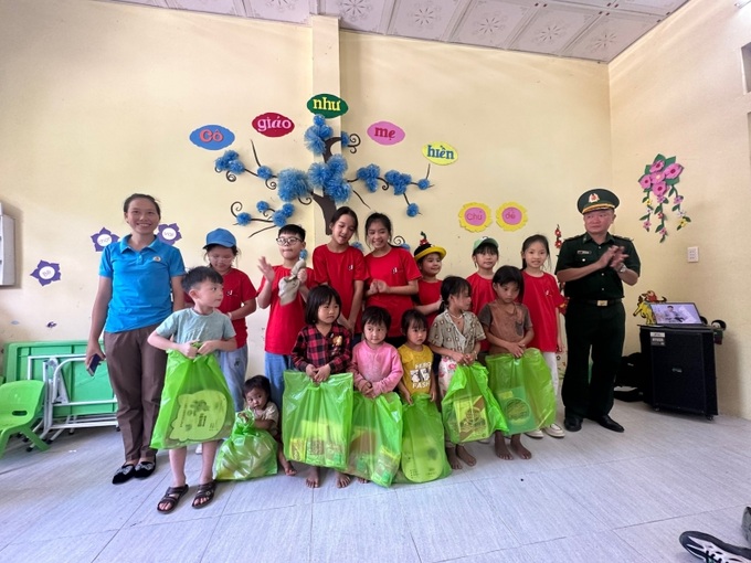 Các em đến thăm và tặng quà cho điểm trường Co Phường, trường Mầm non Hoa Đào, xã Mường Cai