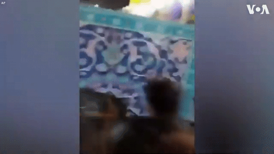 Các tín đồ hò hét phản đối lệnh đóng cửa ngôi đền linh thiêng vì Covid-19 - 2 Các tín đồ hò hét phản đối lệnh đóng cửa ngôi đền linh thiêng vì Covid-19 - 2