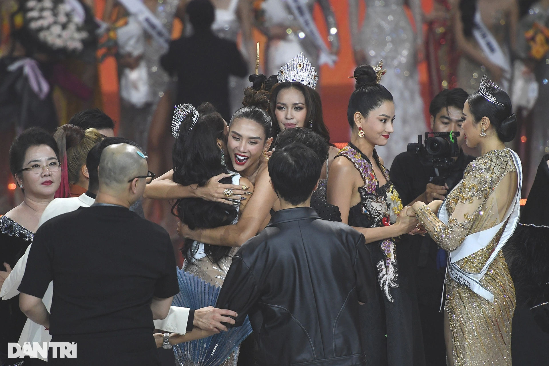 Tân Hoa hậu Hoàn vũ Việt Nam Ngọc Châu xúc động chào ra mắt người dân TPHCM - 14 Tân Hoa hậu Hoàn vũ Việt Nam Ngọc Châu xúc động chào ra mắt người dân TPHCM - 14