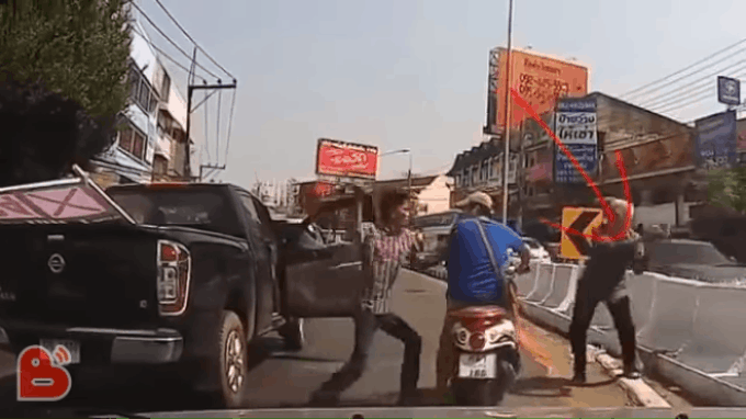 Quay thanh niên hổ báo đập kính ô tô, cụ già bị mắng có hành động hung hãn khiến tất cả bất ngờ - Ảnh 3. Quay thanh niên hổ báo đập kính ô tô, cụ già bị mắng có hành động hung hãn khiến tất cả bất ngờ - Ảnh 3.