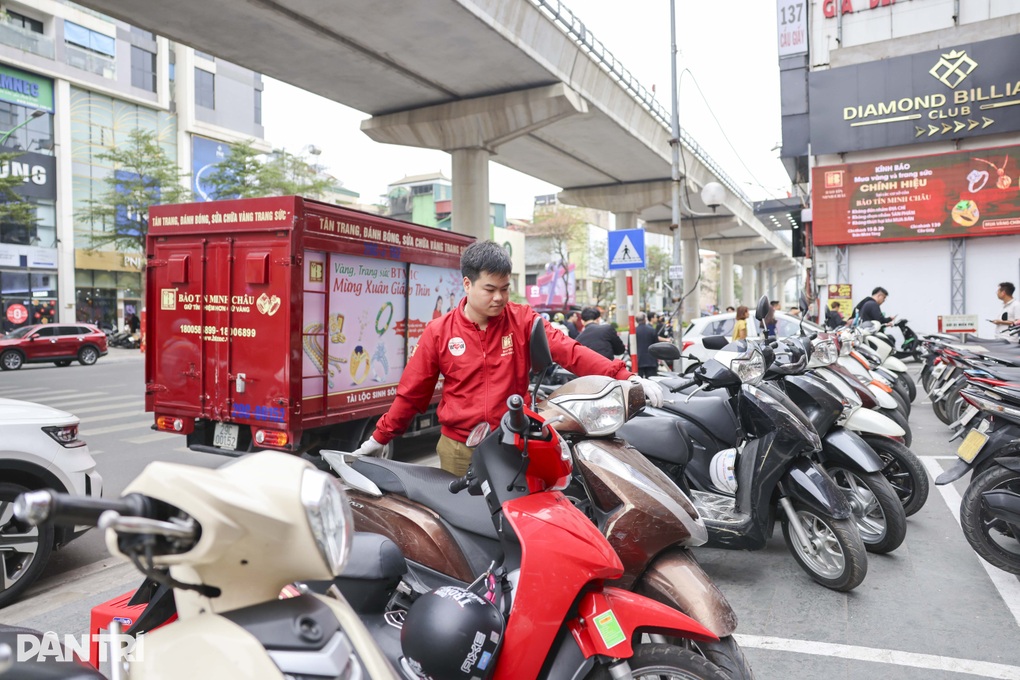 Mua vàng trước ngày vía Thần Tài, khách thấy giá nhẫn trơn hạ nhiệt - 1 Mua vàng trước ngày vía Thần Tài, khách thấy giá nhẫn trơn hạ nhiệt - 1