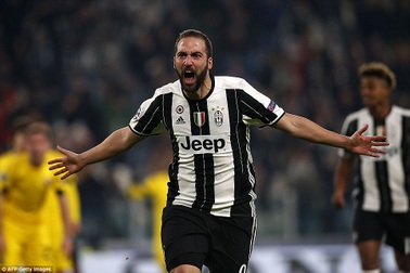 Higuain rực sáng, Juventus giành vị trí đầu bảng