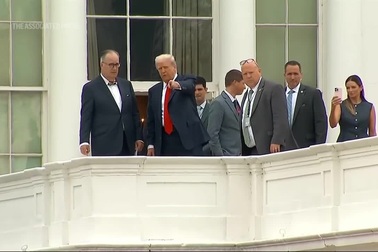 Ông Trump thị sát trên nóc Nhà Trắng