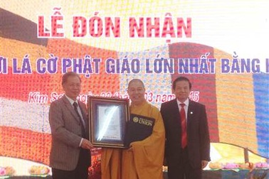 Đón nhận Kỷ lục Lá cờ Phật giáo bằng hoa tươi lớn nhất thế giới