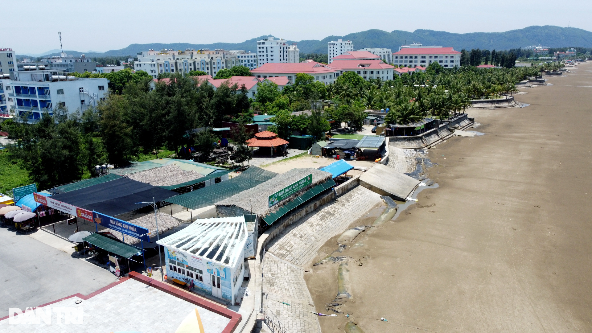 Thiếu chỗ tắm cho người dân và du khách trên bãi biển dài nhất phía Bắc - 13 Thiếu chỗ tắm cho người dân và du khách trên bãi biển dài nhất phía Bắc - 13
