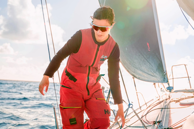 Bất chấp nguy hiểm, cô gái nặng 45kg một mình đi thuyền vòng quanh thế giới