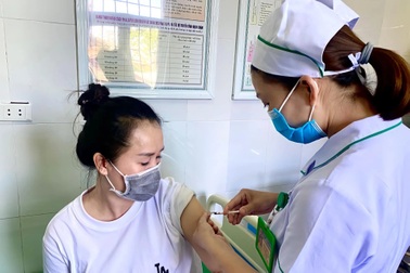 Nhiều địa phương đẩy mạnh tiêm vắc xin, chạy đua thời gian khoanh vùng dịch