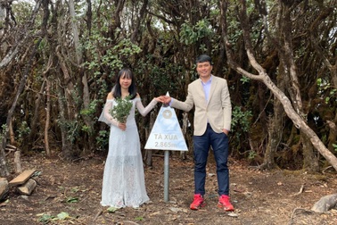 Cặp đôi diện trang phục cưới, chinh phục 12 đỉnh núi cao nhất Việt Nam