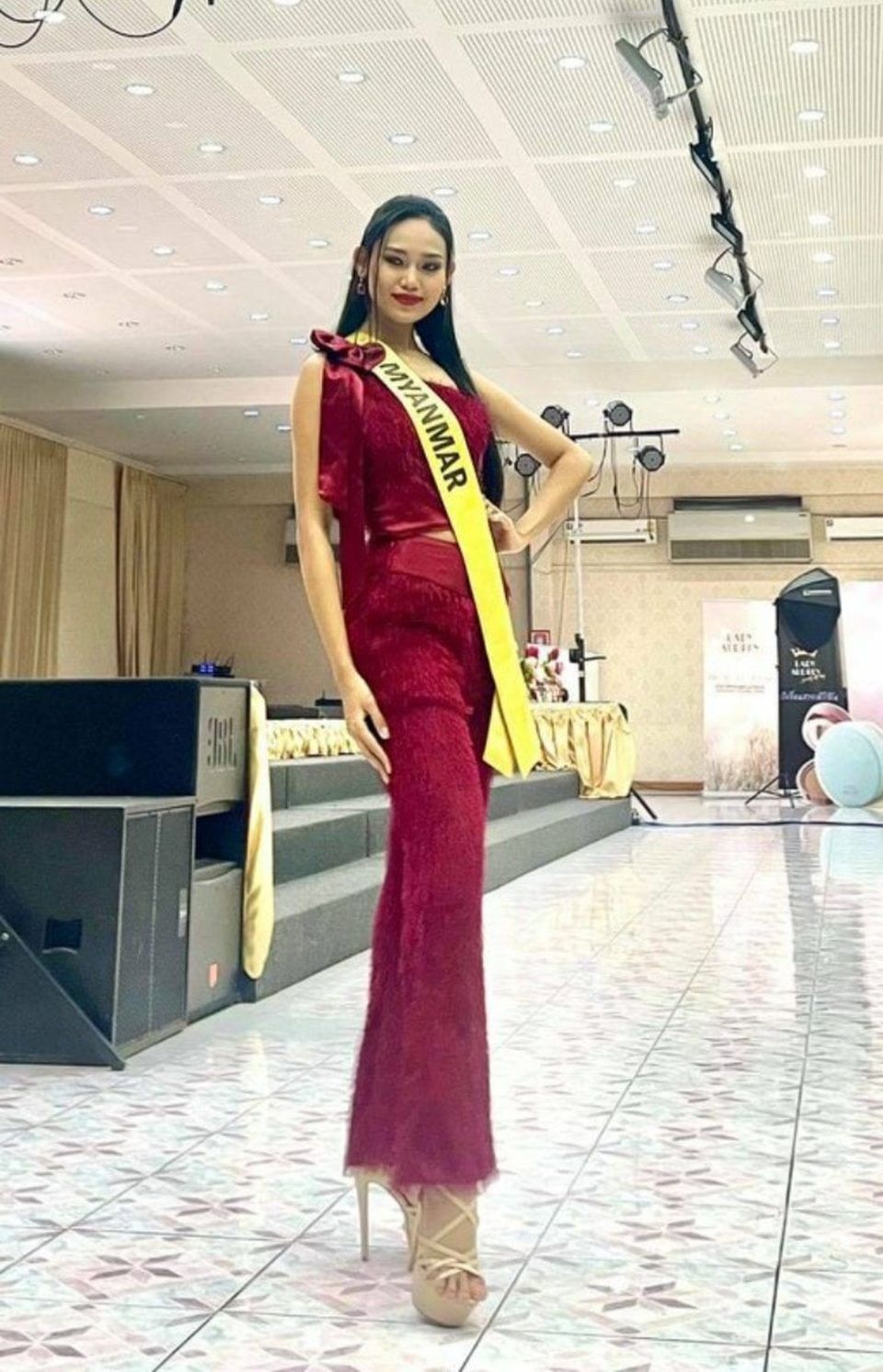Người đẹp Myanmar lộ ngực khi trình diễn áo tắm - 3 Người đẹp Myanmar lộ ngực khi trình diễn áo tắm - 3