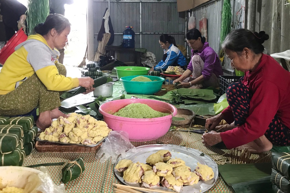 Quảng Trị: Thợ gói chưng, bánh tét bán nguyệt tất bật ngày giáp Tết - 6 Quảng Trị: Thợ gói chưng, bánh tét bán nguyệt tất bật ngày giáp Tết - 6