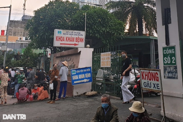 "Cò" dụ khách khám chữa bệnh vẫn lộng hành sát Bệnh viện Ung bướu TPHCM