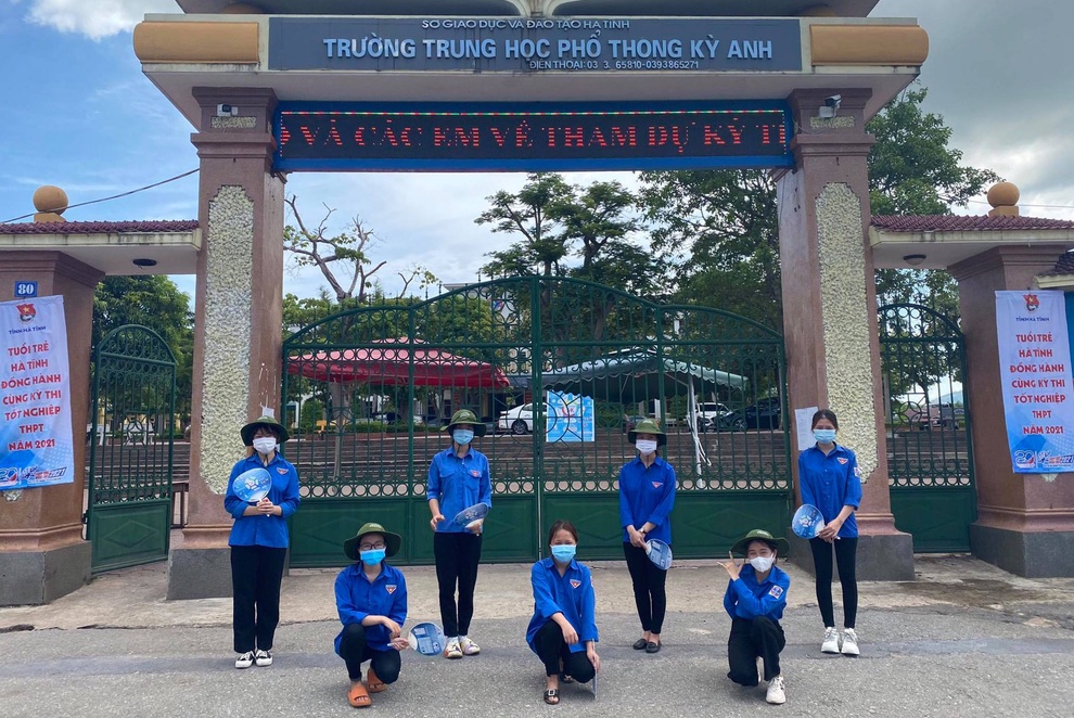 Xúc động clip nữ tình nguyện viên chạy hộc tốc che mưa cho thí sinh đi muộn - 6 Xúc động clip nữ tình nguyện viên chạy hộc tốc che mưa cho thí sinh đi muộn - 6