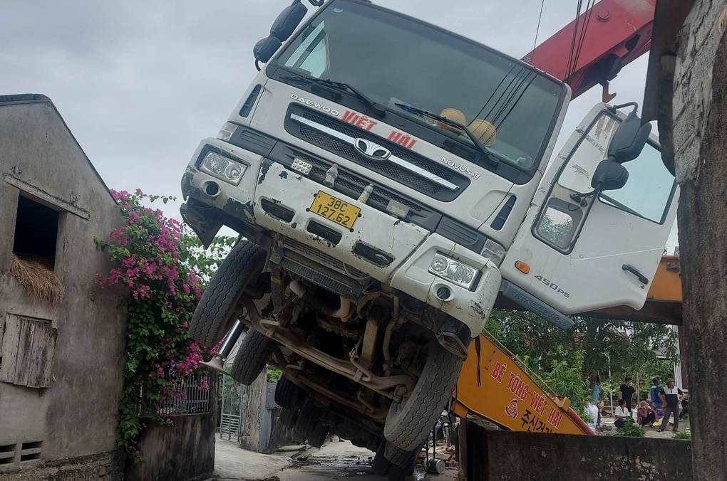 Xe cẩu bốc đầu, đoạn cần 30m đổ vào 2 công nhân, một người tử vong - 1 Xe cẩu bốc đầu, đoạn cần 30m đổ vào 2 công nhân, một người tử vong - 1