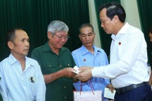 Bộ trưởng Bộ LĐ-TB&XH trao quà tặng người có công, người nghèo