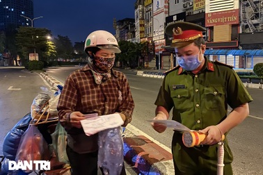 Hà Nội: Xuyên đêm kiểm soát, xử phạt người dân ra đường không lý do