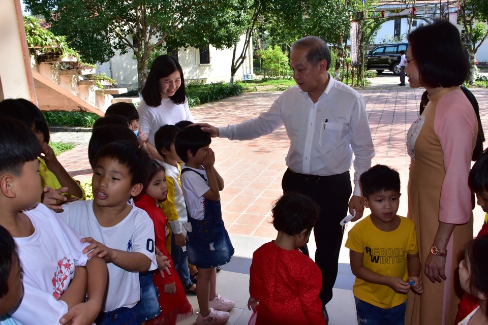 Chủ tịch UBND tỉnh cùng gói bánh chưng vui Tết với trẻ em khó khăn - 1 Chủ tịch UBND tỉnh cùng gói bánh chưng vui Tết với trẻ em khó khăn - 1