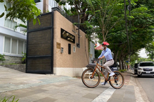 Người đàn ông ở TPHCM đạp xe 15km mỗi sáng đến công sở