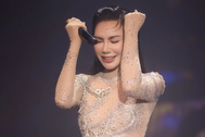 Hồ Quỳnh Hương xúc động khi trở lại biểu diễn tại Hà Nội