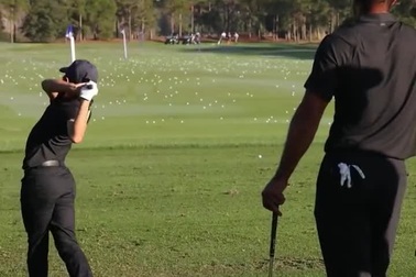 Hình ảnh cha con Tiger Woods tập luyện