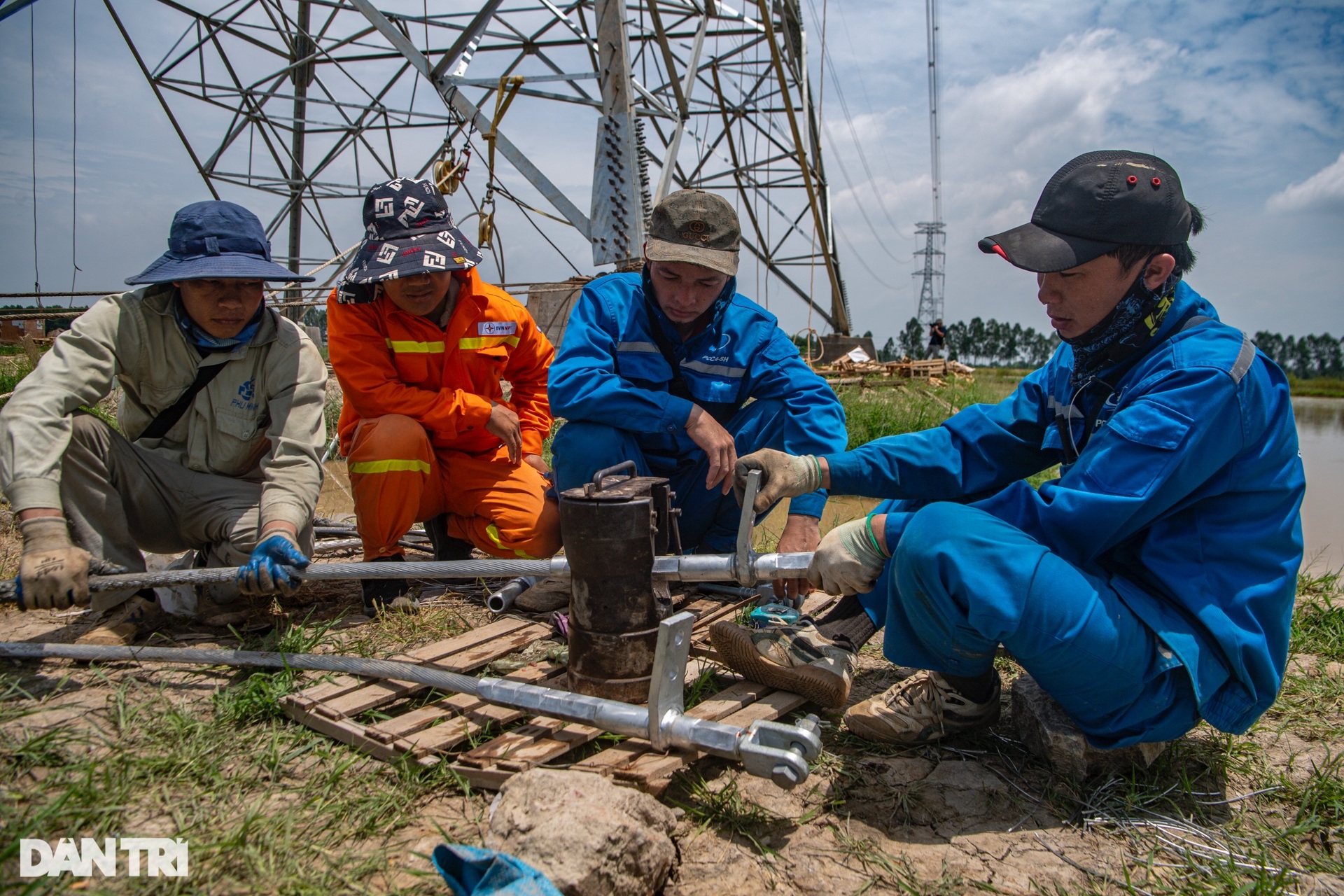 Công nhân đội nắng 40 độ C, treo mình giữa lưng trời xây đường điện 500kV - 14 Công nhân đội nắng 40 độ C, treo mình giữa lưng trời xây đường điện 500kV - 14