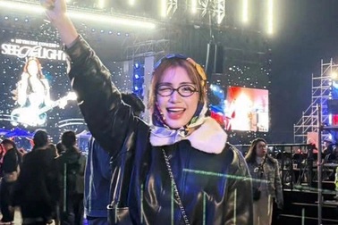 Hòa Minzy cổ vũ Mỹ Tâm nhiệt tình nhưng xin về sớm để... đón con