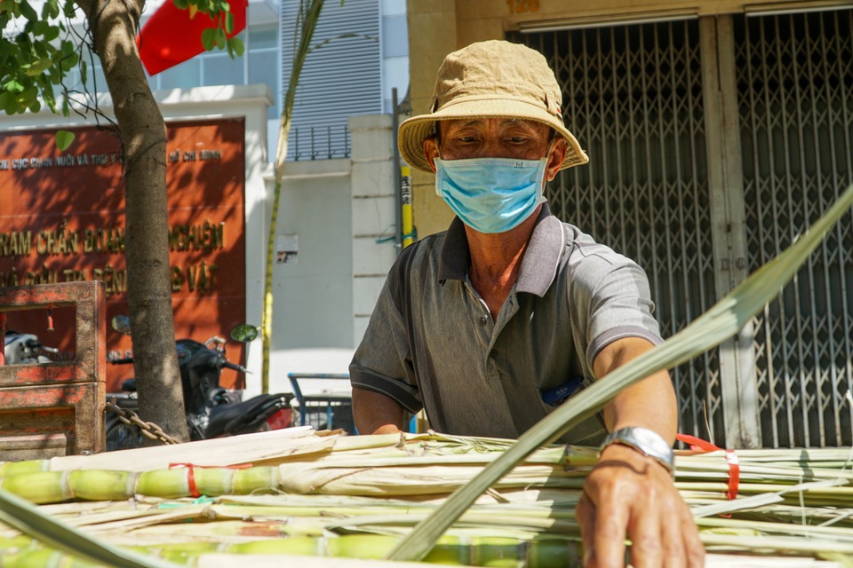 Trắng đêm bán mía mưu sinh ngày đầu năm - 3 Trắng đêm bán mía mưu sinh ngày đầu năm - 3