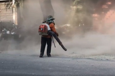 Cả khu phố bụi mịt mù vì kiểu thi công đường "không giống ai"