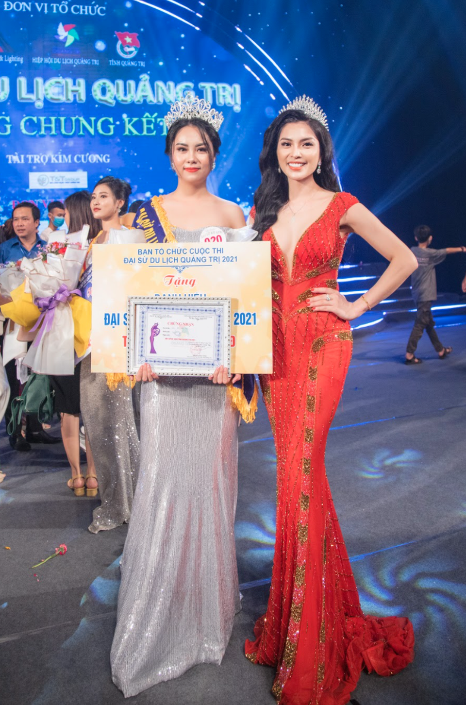 MC Kim Huyền Sâm đẹp gợi cảm bên thí sinh Đại sứ du lịch Quảng Trị - 4 MC Kim Huyền Sâm đẹp gợi cảm bên thí sinh Đại sứ du lịch Quảng Trị - 4