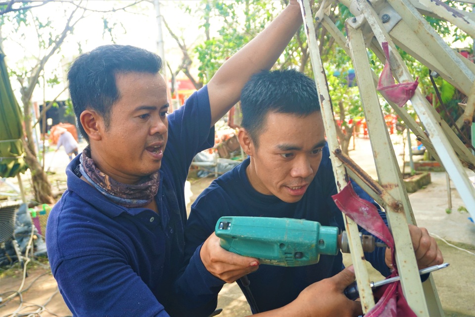 Tình người Đà Nẵng: “Nhà ai hỏng mái tôn do bão, tôi sửa miễn phí” - 4 Tình người Đà Nẵng: “Nhà ai hỏng mái tôn do bão, tôi sửa miễn phí” - 4