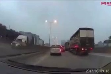 Ford Ranger liên tục tạt đầu xe bán tải trên đường vành đai 3 Hà Nội.