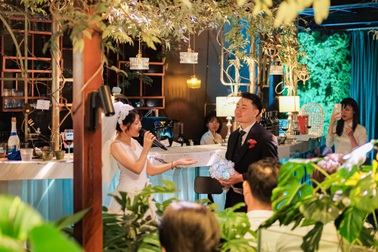 Quán cà phê như khu rừng nhỏ giữa phố Hà Nội, bàn uống nước là bể cá