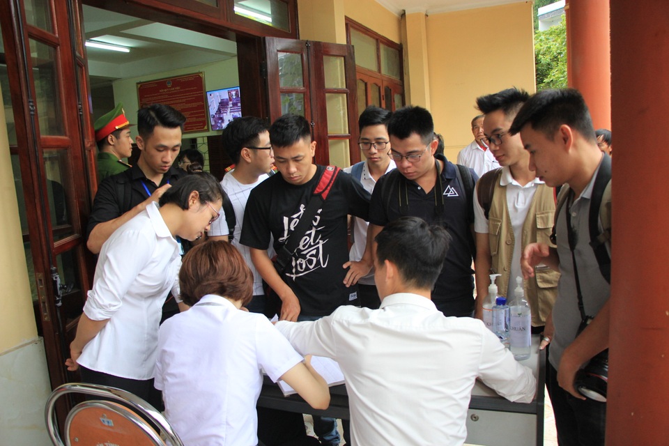 Mẹ nữ sinh giao gà ở Điện Biên hầu tòa kêu oan - 8 Mẹ nữ sinh giao gà ở Điện Biên hầu tòa kêu oan - 8
